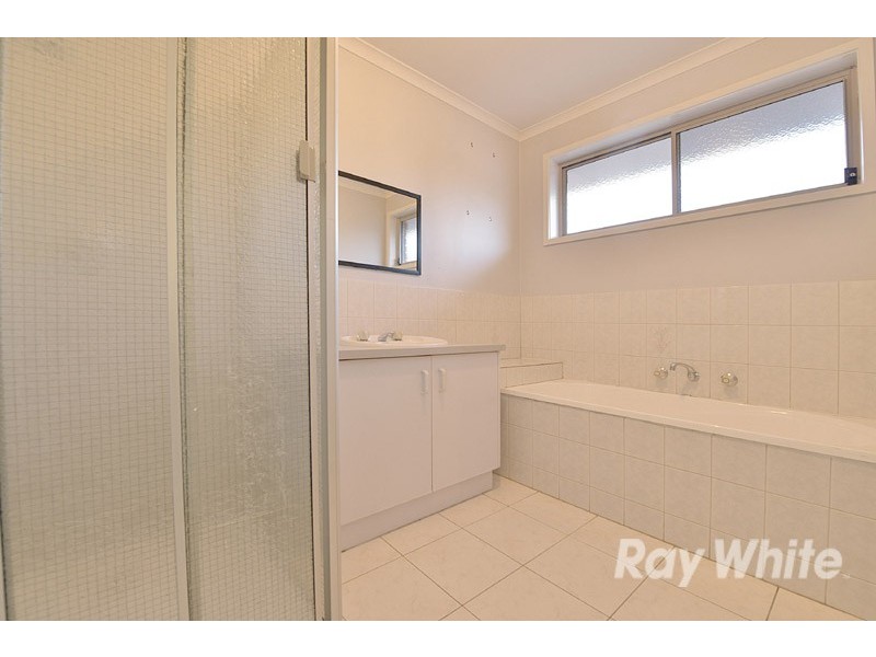 18 Scarborough Avenue, Cranbourne West VIC 3977