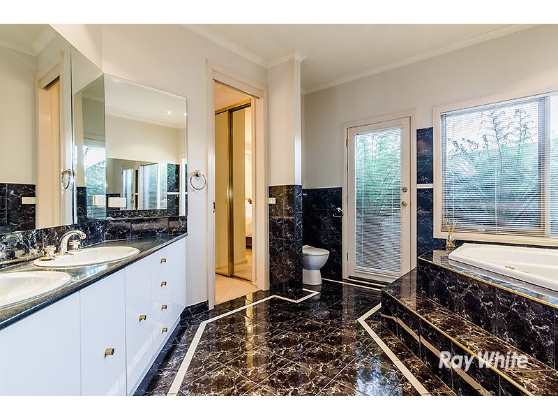 6 Oakridge Close, Lysterfield South VIC 3156