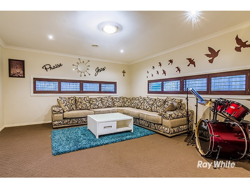 54 Thunderbolt Drive, Cranbourne East VIC 3977