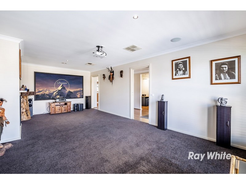 6 Foxhound Grove, Cranbourne East VIC 3977
