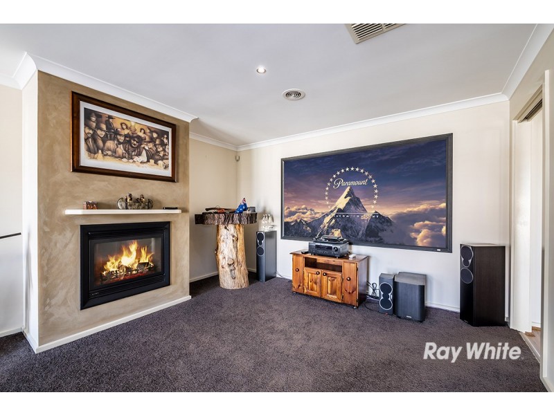 6 Foxhound Grove, Cranbourne East VIC 3977