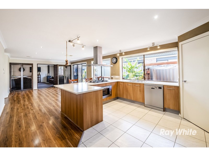 6 Foxhound Grove, Cranbourne East VIC 3977