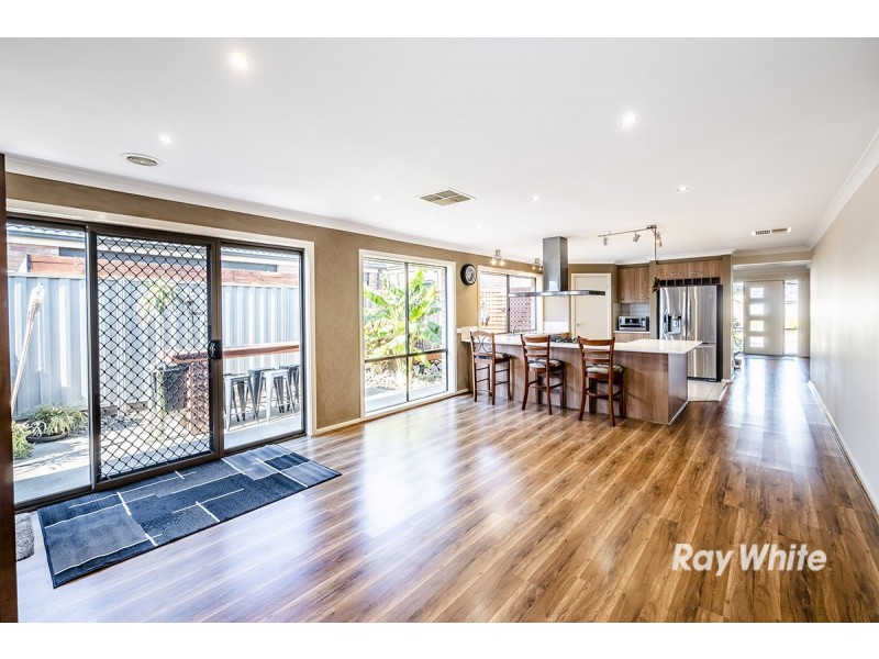 6 Foxhound Grove, Cranbourne East VIC 3977