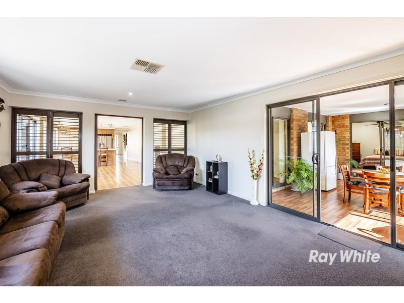 6 Foxhound Grove, Cranbourne East VIC 3977