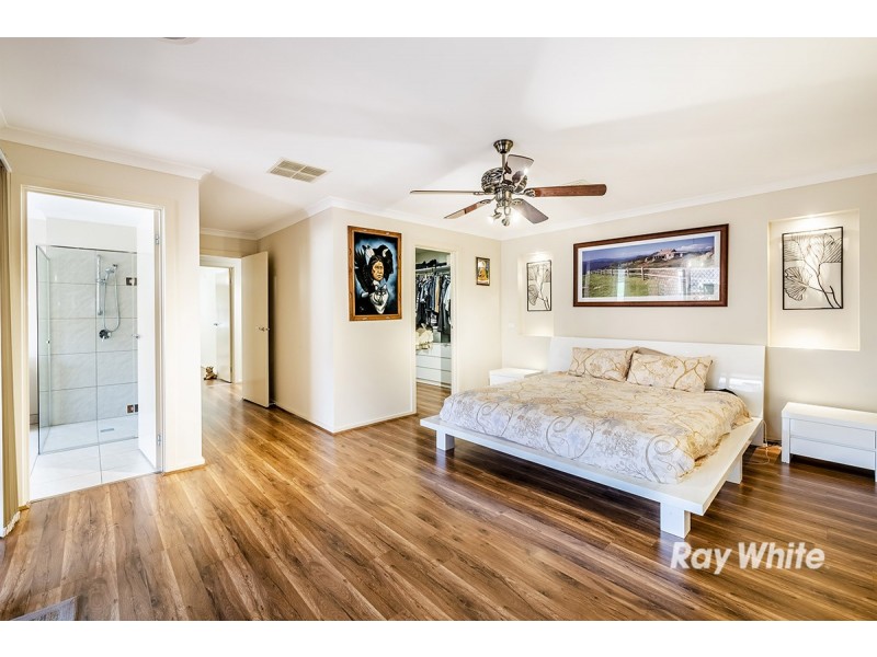 6 Foxhound Grove, Cranbourne East VIC 3977