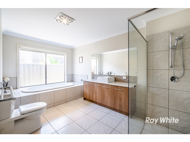 6 Foxhound Grove, Cranbourne East VIC 3977