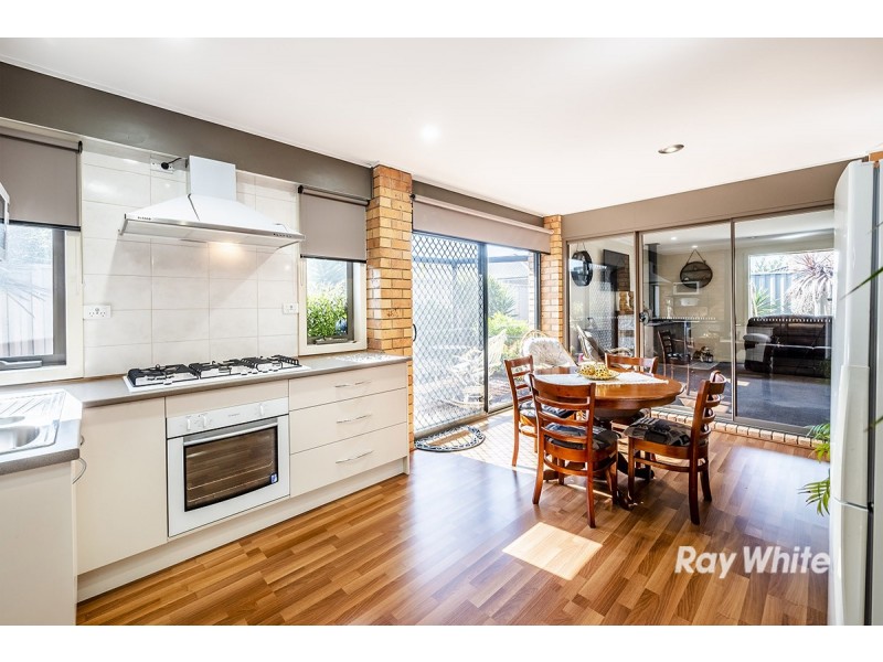 6 Foxhound Grove, Cranbourne East VIC 3977