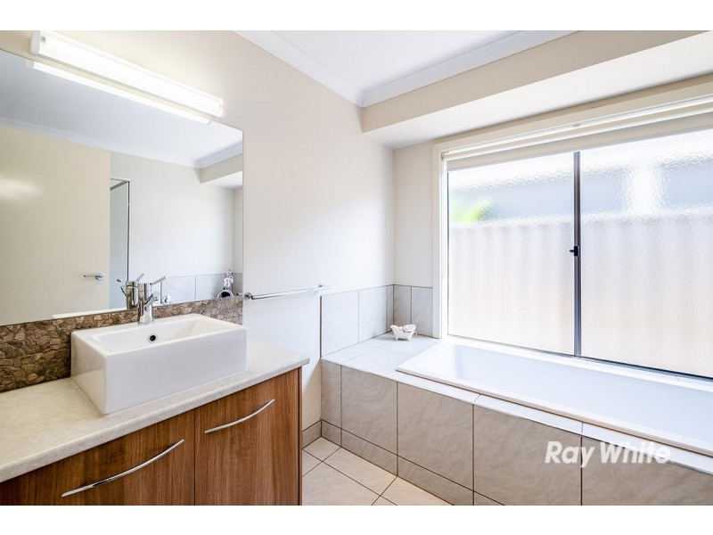 6 Foxhound Grove, Cranbourne East VIC 3977