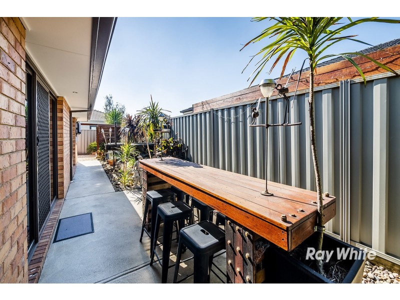 6 Foxhound Grove, Cranbourne East VIC 3977