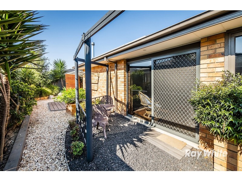 6 Foxhound Grove, Cranbourne East VIC 3977