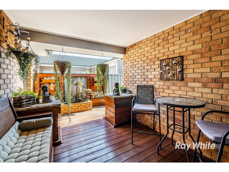 6 Foxhound Grove, Cranbourne East VIC 3977