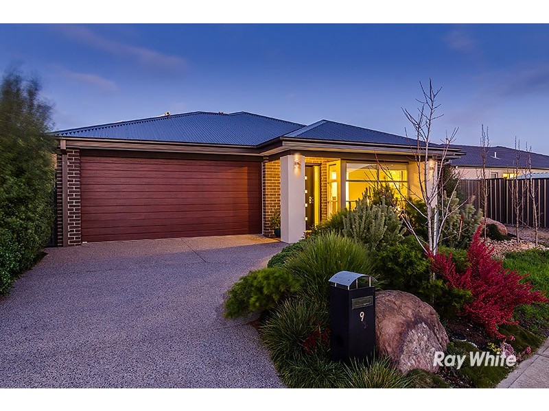 9 Elwick Drive, Clyde North VIC 3978