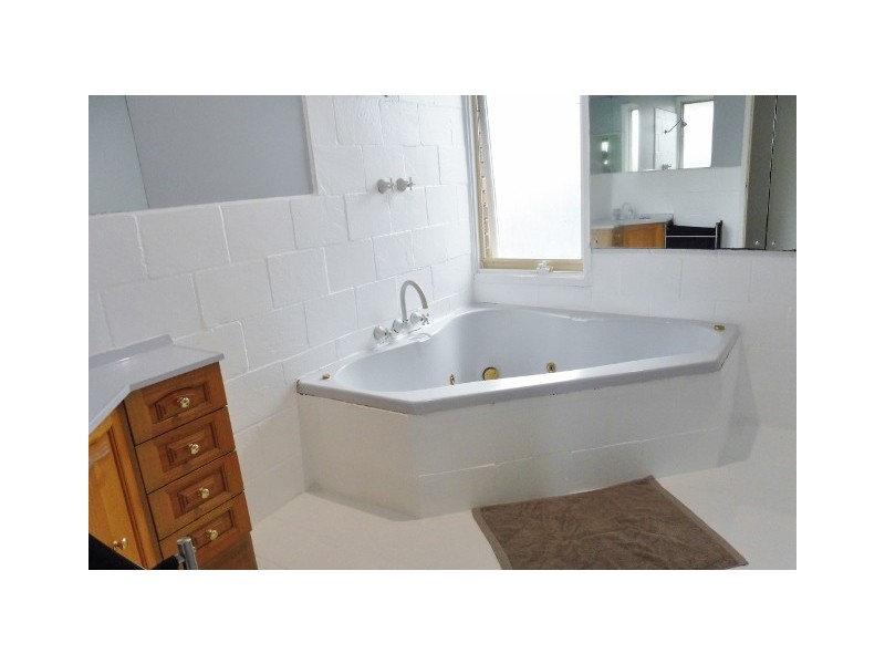 77 Circle Drive South, Cranbourne VIC 3977