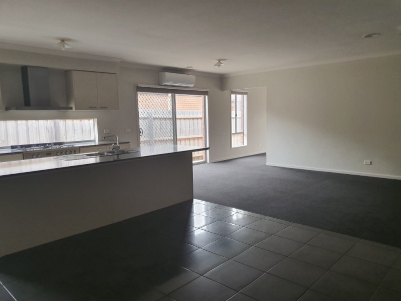 12 Onyx Crescent, Officer VIC 3809