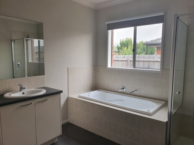 12 Onyx Crescent, Officer VIC 3809