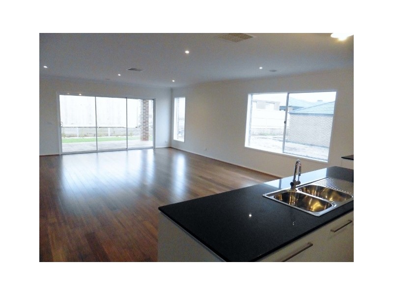 3 Goodenia Loop, Cranbourne West VIC 3977