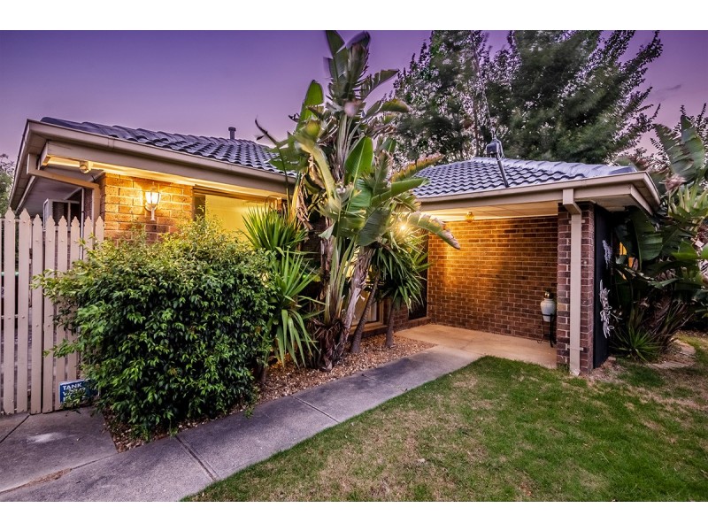15 Jindalee Gardens, Cranbourne West VIC 3977