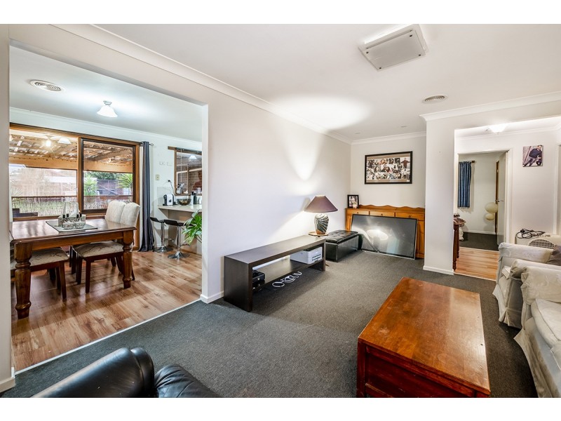 15 Jindalee Gardens, Cranbourne West VIC 3977