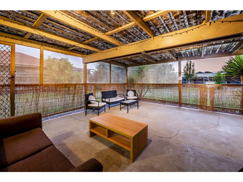 15 Jindalee Gardens, Cranbourne West VIC 3977