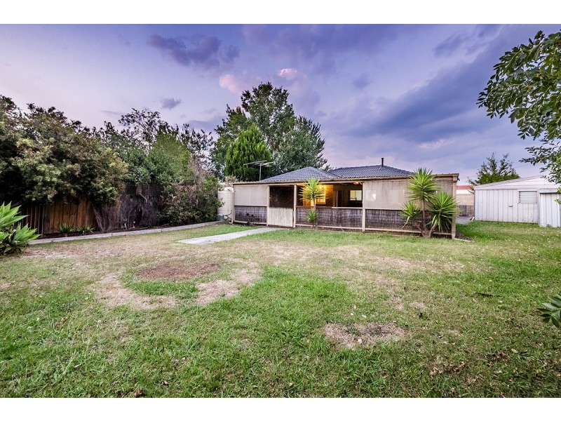 15 Jindalee Gardens, Cranbourne West VIC 3977