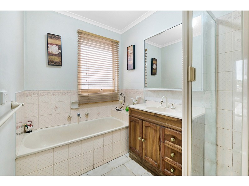 26 Maltravers Crescent, Cranbourne North VIC 3977