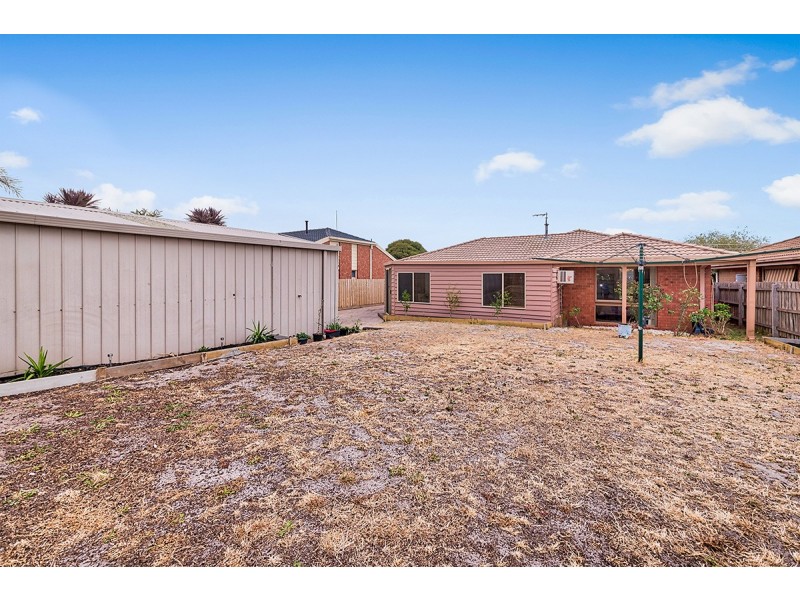 26 Maltravers Crescent, Cranbourne North VIC 3977