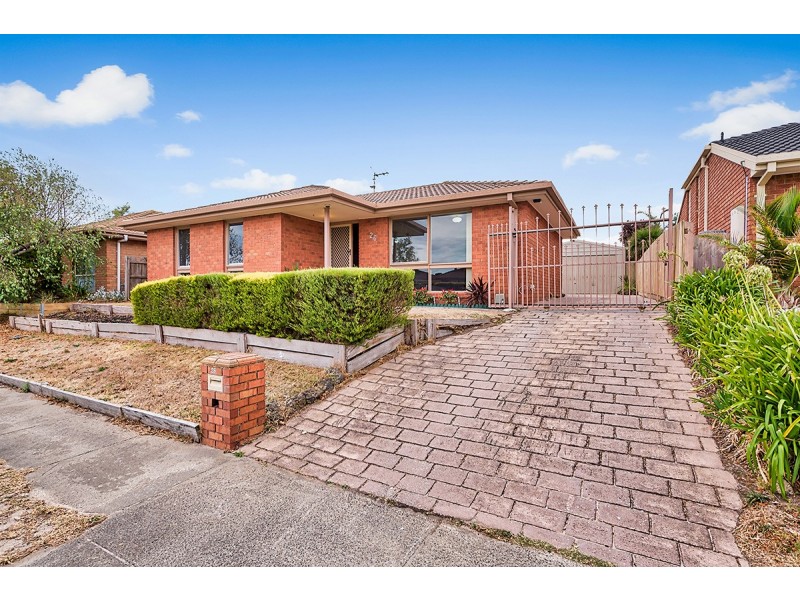 26 Maltravers Crescent, Cranbourne North VIC 3977