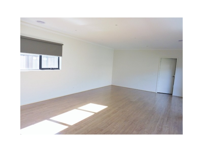 18 Dream Avenue, Clyde North VIC 3978