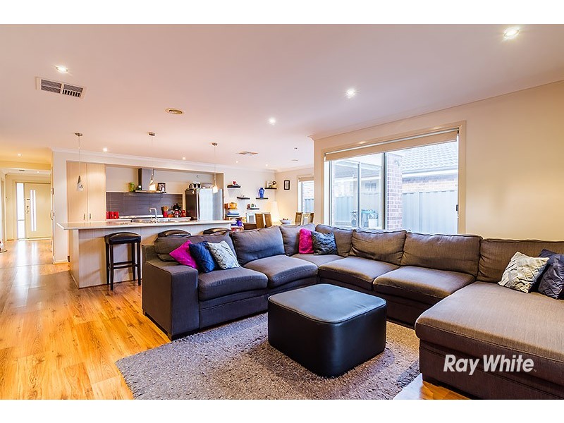 31 Thurvaston Crescent, Cranbourne East VIC 3977