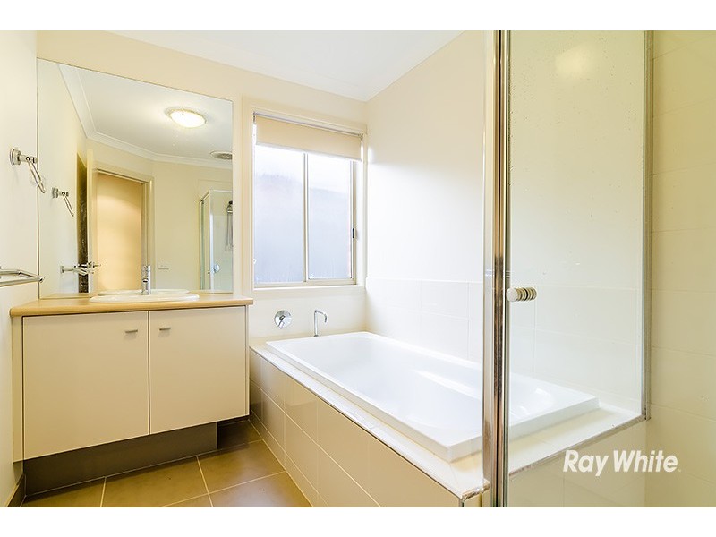 31 Thurvaston Crescent, Cranbourne East VIC 3977