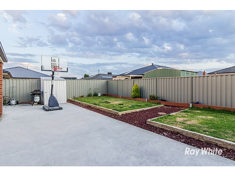 31 Thurvaston Crescent, Cranbourne East VIC 3977
