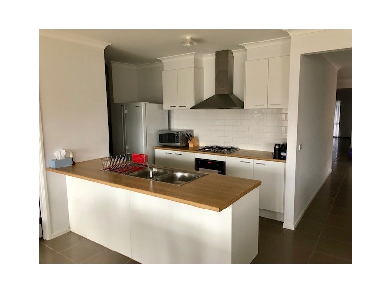 112 Wheelers Park Drive, Cranbourne North VIC 3977