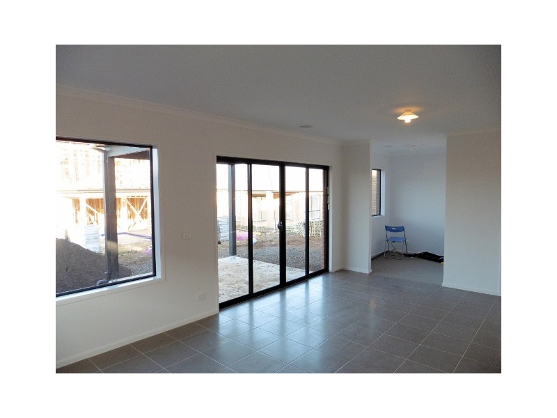 112 Wheelers Park Drive, Cranbourne North VIC 3977