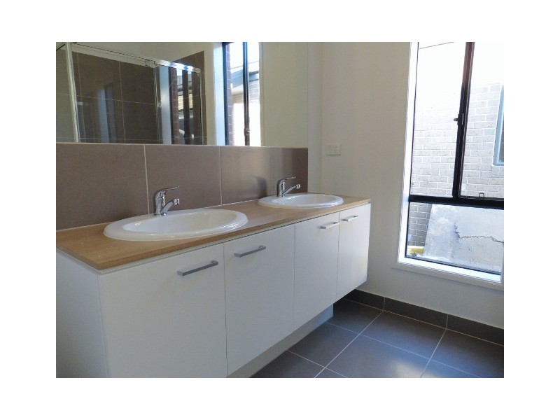 112 Wheelers Park Drive, Cranbourne North VIC 3977