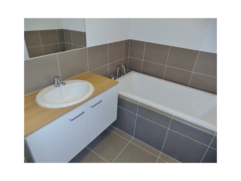 112 Wheelers Park Drive, Cranbourne North VIC 3977
