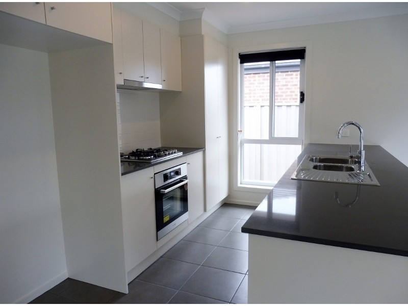 4 Stark Circuit, Cranbourne East VIC 3977