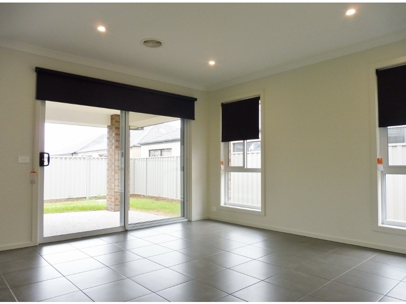 4 Stark Circuit, Cranbourne East VIC 3977