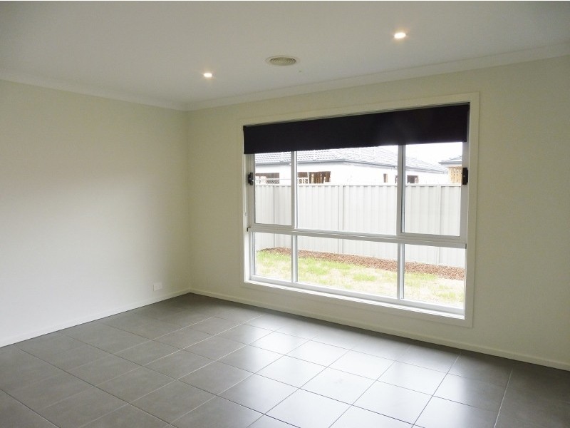 4 Stark Circuit, Cranbourne East VIC 3977