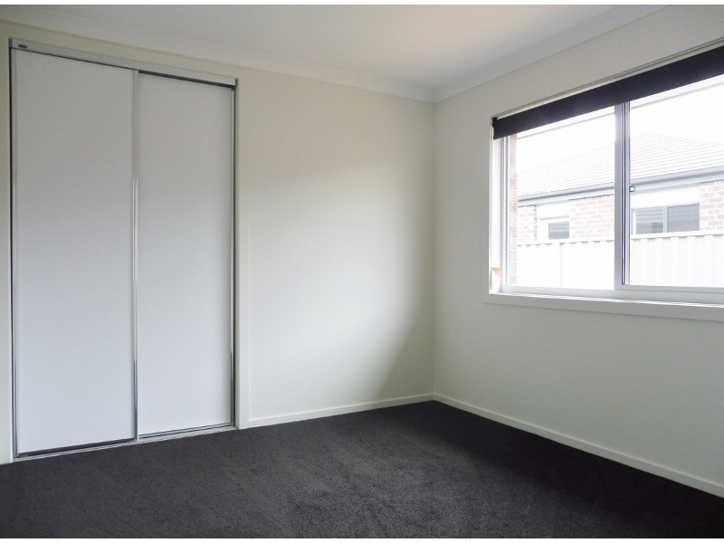 4 Stark Circuit, Cranbourne East VIC 3977