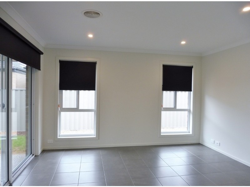 4 Stark Circuit, Cranbourne East VIC 3977