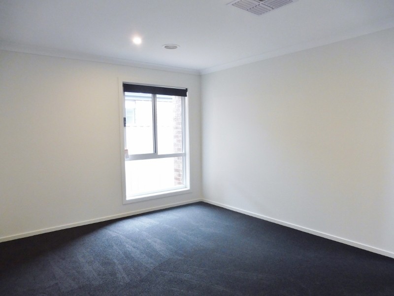 4 Stark Circuit, Cranbourne East VIC 3977