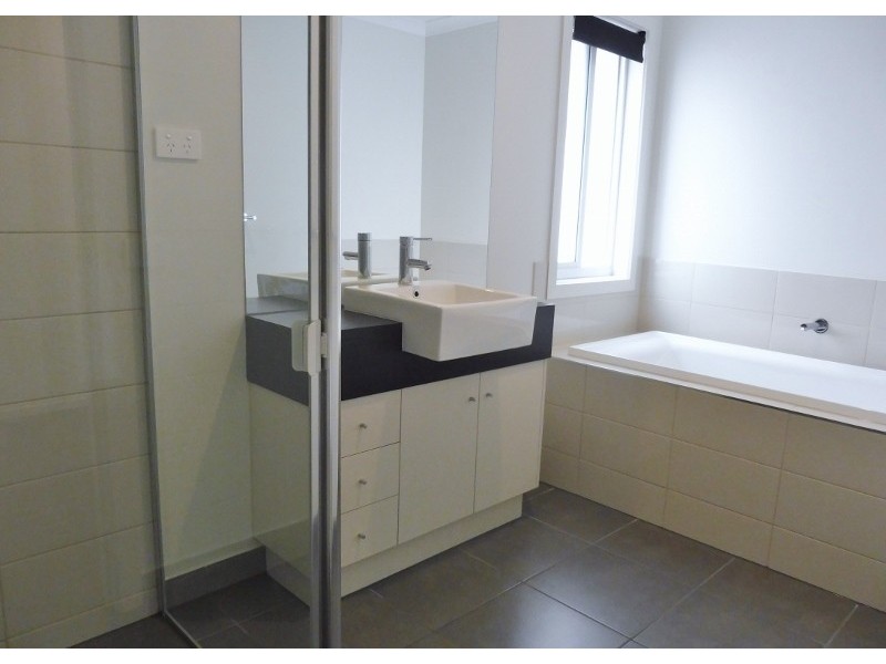 4 Stark Circuit, Cranbourne East VIC 3977