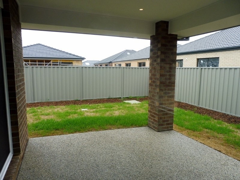 4 Stark Circuit, Cranbourne East VIC 3977