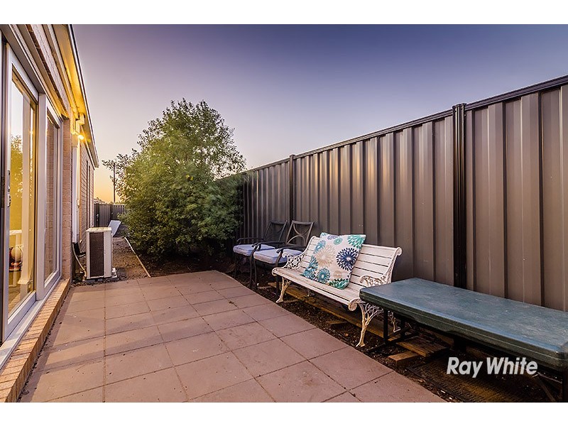 13 Nokota Lane, Clyde North VIC 3978