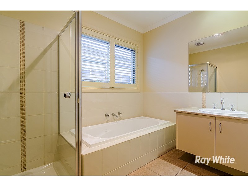 22 Tawleed Grove, Clyde North VIC 3978