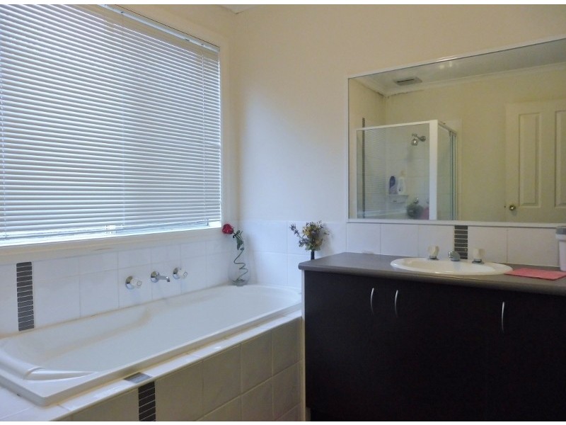 5 Fishburn Place, Cranbourne West VIC 3977