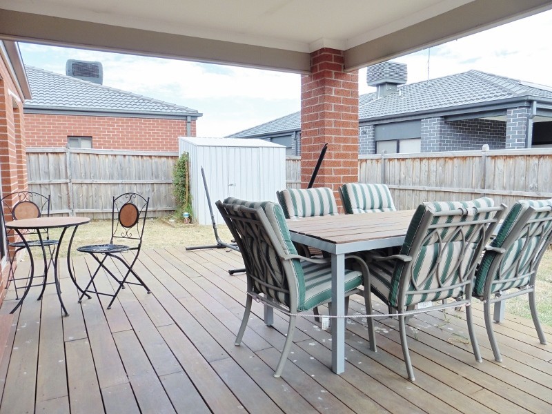 6 Valencia Circuit, Cranbourne VIC 3977