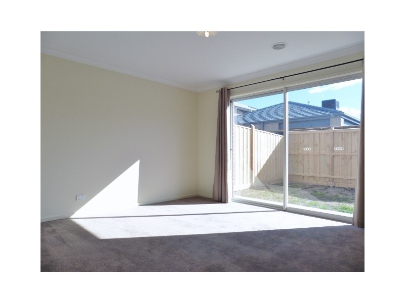 9 Hollywell Road, Clyde North VIC 3978