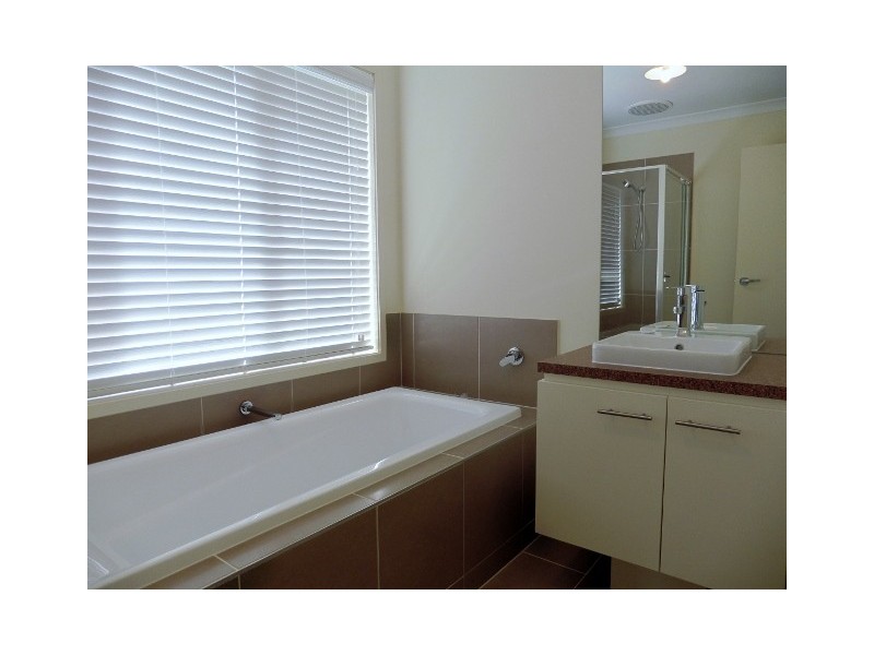 9 Hollywell Road, Clyde North VIC 3978