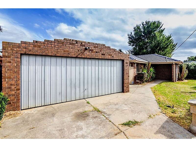 15 Jindalee Gardens, Cranbourne West VIC 3977